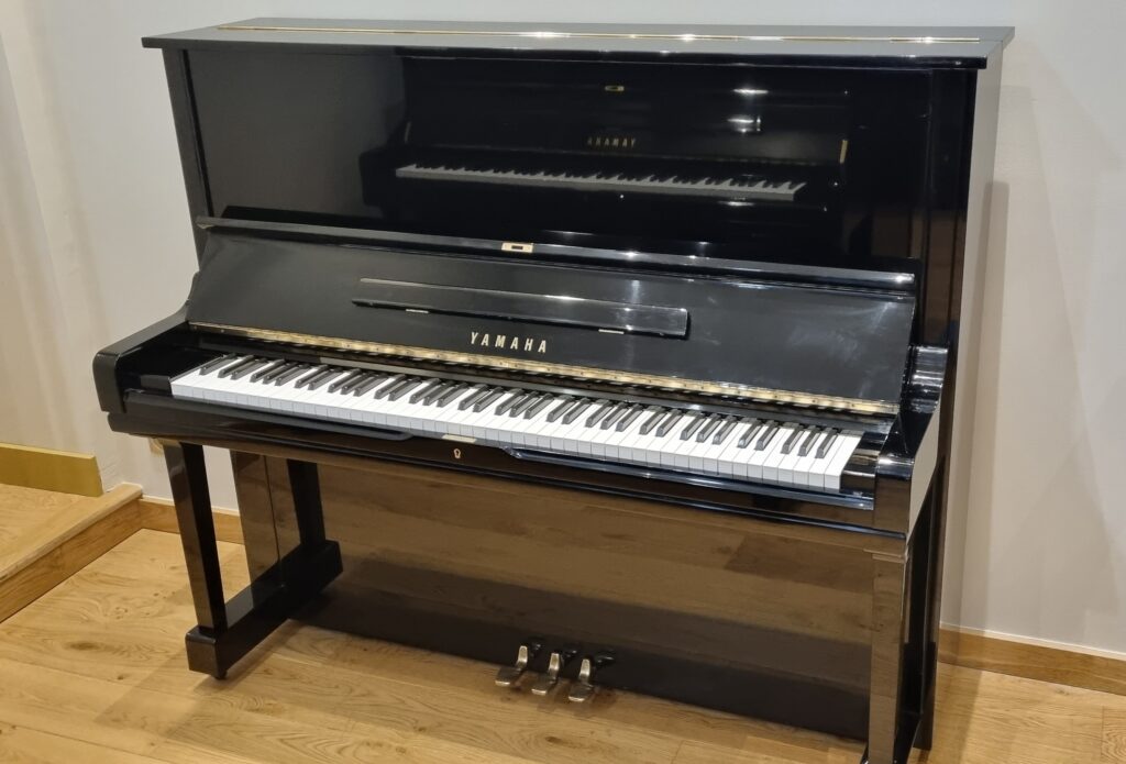 YAMAHA - U3