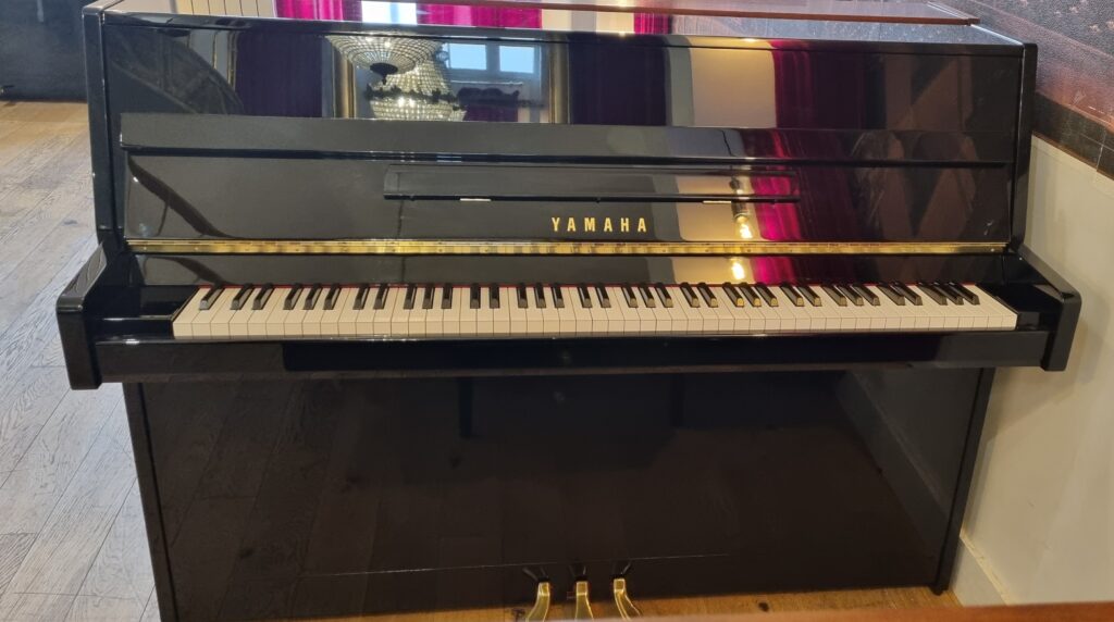 YAMAHA - B1