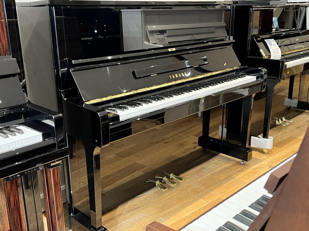YAMAHA - U1