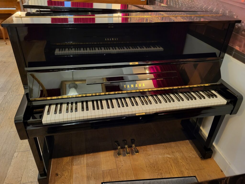 YAMAHA - U1 